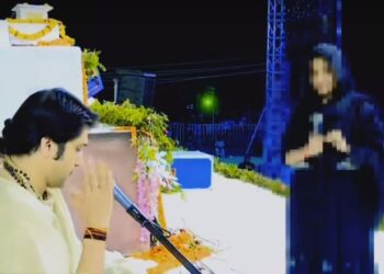 পন্ডিত ধীরেন্দ্র কৃষ্ণ শাস্ত্রীর ‘দিব্য দরবার’-এ এসে সনাতন ধর্ম গ্রহণের ইচ্ছা প্রকাশ করলেন বাংলাদেশি মুসলিম মহিলা