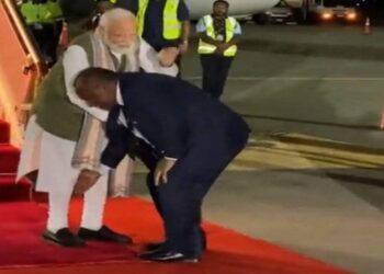 নরেন্দ্র মোদীর অটোগ্রাফ চাইলেন বাইডেন, মোদীর পা ছুঁয়ে স্বাগত জানালেন নিউ গিনির প্রধানমন্ত্রী