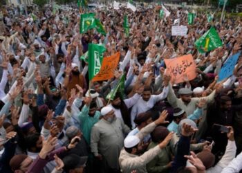 ইমরান খানকে নবির সঙ্গে তুলনা করায় জন সমাবেশে এক ব্যক্তিকে পিটিয়ে মারলো উন্মত্ত কট্টরপন্থীরা