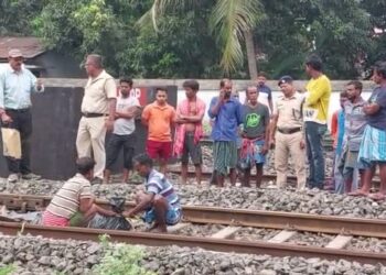 পূর্বস্থলীতে ট্রেনের সামনে ঝাঁপ দিয়ে আত্মঘাতী টোটো চালক