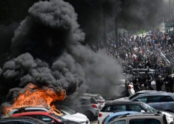 শ্রমিক দিবসের দিন ফ্রান্সে নিরাপত্তা বাহিনীর সঙ্গে বিক্ষোভকারীদের তুমুল সংঘর্ষ