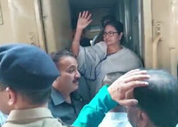 কলকাতা ফেরার পথে পূর্ব বর্ধমানের জেলা শাসক ও পুলিশ সুপারকে মালদার আম ও তোয়ালে উপহার দিলেন মুখ্যমন্ত্রী