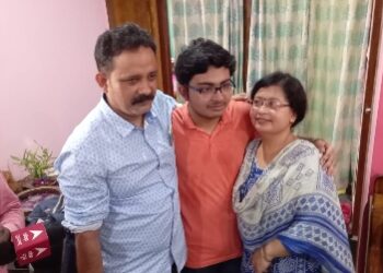 নোটস বা সাজেশন নয়, পাঠ্য বই খুঁটিয়ে পড়েই মাধ্যমিকে দ্বিতীয় বর্ধমান মিউনিসিপাল স্কুলের ছাত্র শুভম