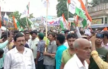 ভাতারে অভিষেকের কনভয় আটকানোর চেষ্টা, তৃণমূলের বিক্ষুব্ধ গোষ্ঠীকে ঠেলে সরিয়ে দিল পুলিশ