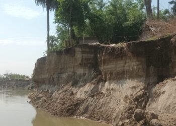 ভাগিরথীর গ্রাসে নিশ্চিহ্ন হওয়ার মুখে অগ্রদ্বীপের চর বিষ্ণুপুর গ্রাম