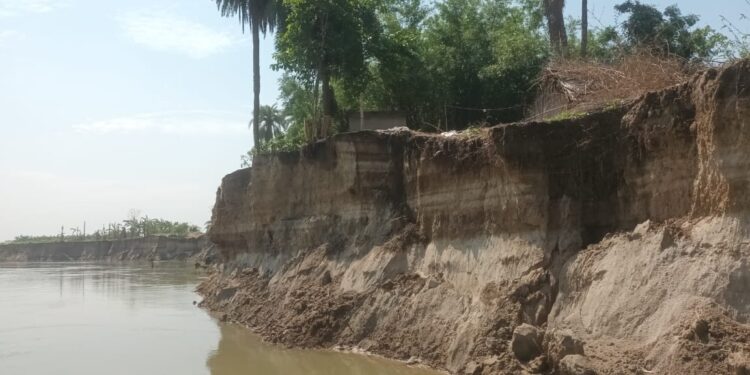 ভাগিরথীর গ্রাসে নিশ্চিহ্ন হওয়ার মুখে অগ্রদ্বীপের চর বিষ্ণুপুর গ্রাম