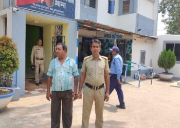 চোলাই মদ পাচারকারীকে হাতেনাতে ধরল ভাতার থানার পুলিশ