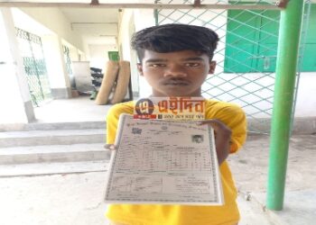 পা দিয়ে পরীক্ষার খাতায় লিখে মাধ্যমিকে সফল ভাবে উত্তীর্ণ হল দরিদ্র আদিবাসী পরিবারের ছাত্র জগন্নাথ