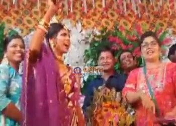 টেট উত্তীর্ণ হয়েও নিয়োগ পত্র না পাওয়া  চাকরি প্রার্থী কনে ‘নিয়োগ চাই’ শ্লোগানে মাতালেন বিয়ের আসরে