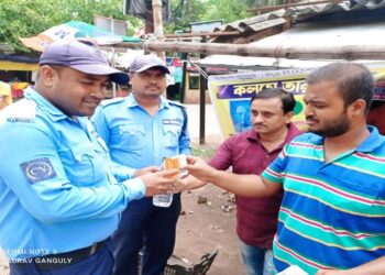 ট্রাফিক পুলিশের দিকে সাহায্যের হাত বাড়ালো হুগলির  ‘কলমে তারকেশ্বর’ পত্রিকা গোষ্ঠী