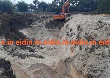 পুকুর সংস্কারের নামে গভীরগর্ত খুঁড়ে সিলভার স্যান্ড পাচার, ভূমি ধ্বসের আশঙ্কায় আতঙ্কিত গ্রামবাসীরা