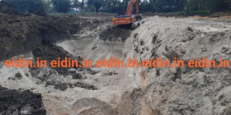 পুকুর সংস্কারের নামে গভীরগর্ত খুঁড়ে সিলভার স্যান্ড পাচার, ভূমি ধ্বসের আশঙ্কায় আতঙ্কিত গ্রামবাসীরা