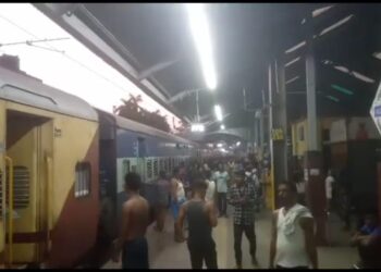 চিকিৎসক ও নার্সদের সহায়তায় বর্ধমান স্টেশনে ট্রেনের কামরায় পুত্র সন্তানের জন্ম দিলেন প্রসূতি