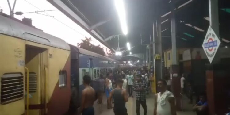 চিকিৎসক ও নার্সদের সহায়তায় বর্ধমান স্টেশনে ট্রেনের কামরায় পুত্র সন্তানের জন্ম দিলেন প্রসূতি