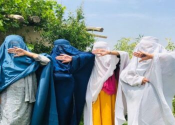 শরীর বোরখায় ঢেকে নৃত্য করে তালিবানি ফতোয়ার প্রতিবাদ করছে আফগান মহিলারা