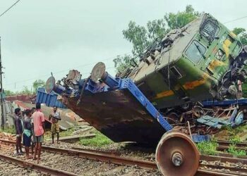 বাঁকুড়ায় দুই পণ্যবাহী ট্রেনের সংঘর্ষ, লাইনচ্যুত দুই ট্রেনের ১২ বগি