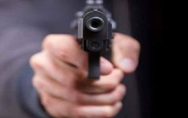 আবর্জনা ফেলা নিয়ে বচসার জেরে ৩ জনকে গুলি করে খুন