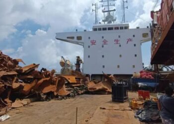 সমুদ্রে ডুবে যাওয়া ব্রিটিশ যুদ্ধজাহাজের ধ্বংসাবশেষ লুটের অভিযোগে চীনা ড্রেজার আটক করেছে মালয়েশিয়া