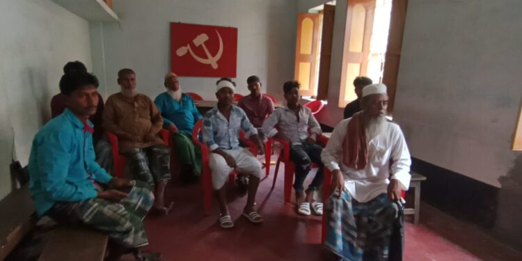 শাসকদলের আতঙ্কে কাটোয়া শহরে সিপিএমের কার্যালয়ে আশ্রয় নিয়েছে বিরোধী দলের কয়েকজন কর্মী ও প্রার্থী