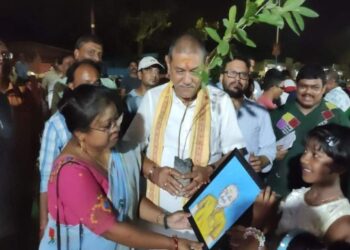 দু:স্থ শিশুদের সঙ্গে নিজের জন্মদিন পালন করলেন চিকিৎসক