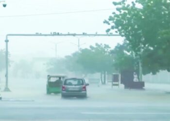 ঘূর্ণিঝড় “বিপর্যয়” লন্ডভন্ড করে দিল গুজরাটকে, বহু এলাকা বিদ্যুৎ বিচ্ছিন্ন