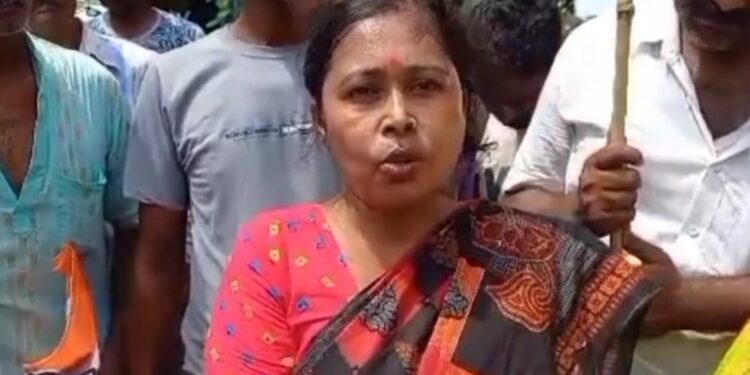 মুখ্যমন্ত্রীর কাছে প্রশংসিত হয়েও পঞ্চায়েত নির্বাচনে ব্রাত্য পেশায় পরিচারিকা প্রধান ঝর্ণা রায়