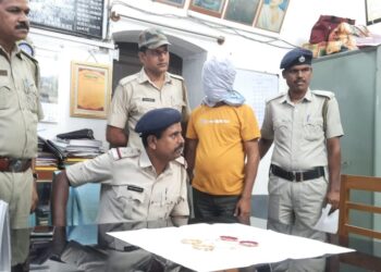 ঝাড়খণ্ডের কেপমারি চক্রের এক পান্ডাকে জেরা করে ৪ লক্ষ টাকার গহনা উদ্ধার করল কাটোয়া জিআরপি