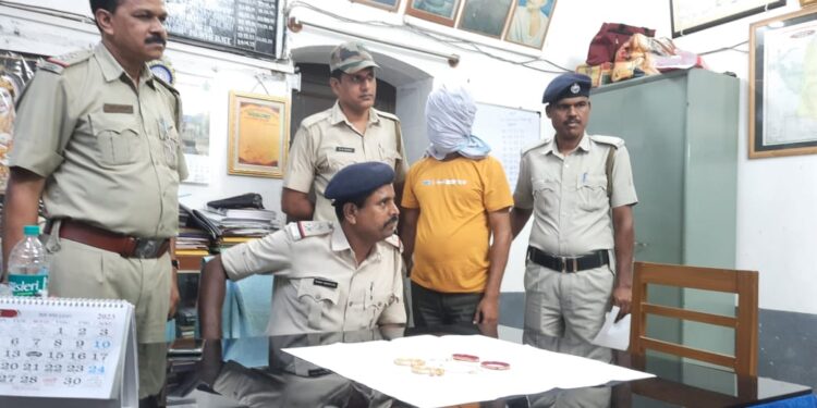 ঝাড়খণ্ডের কেপমারি চক্রের এক পান্ডাকে জেরা করে ৪ লক্ষ টাকার গহনা উদ্ধার করল কাটোয়া জিআরপি
