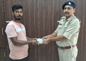 কাটোয়ার ব্যবসায়ীর খোওয়া যাওয়া টাকা উদ্ধার করে ফেরালো পুলিশ