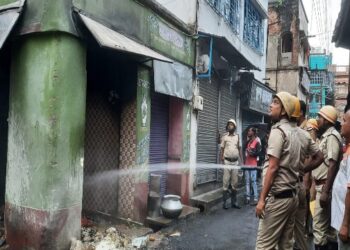 ভয়াবহ অগ্নিকাণ্ডে ভস্মীভূত কাটোয়া শহরের তেলেভাজার দোকান