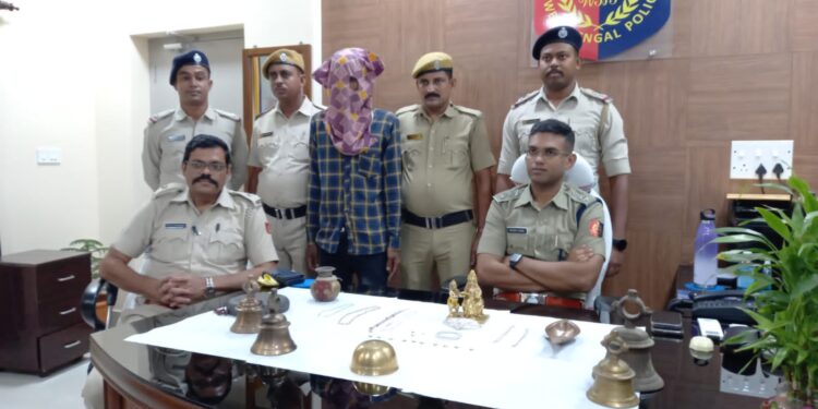 মঙ্গলকোটের মন্দিরে চুরি যাওয়া সামগ্রী উদ্ধার করল পুলিশ