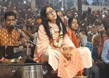 উজ্জয়নের মহাকালেশ্বর মন্দিরে ধ্যান করলেন অভিনেতা সঈফ আলি খান কন্যা সারা, নন্দী মহারাজের কাছে প্রার্থনাও করলেন