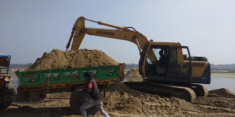 শক্তিগড়ে বালির অবৈধ কারবার বন্ধ করতে গিয়ে আক্রান্ত ভুমি দফতরেরআধিকারিক ও পুলিশ