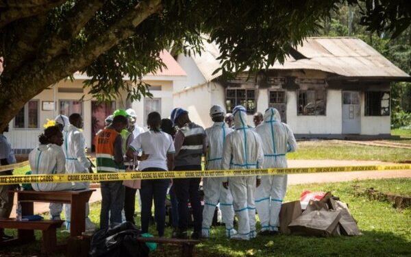 উগান্ডার স্কুলে ইসলামিক স্টেটের সাথে যুক্ত গোষ্ঠীর হামলায় মৃত ৩৯ পড়ুয়াসহ ৪১