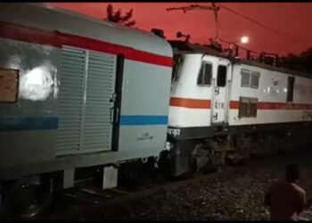 আউশগ্রামে প্যান্টোগ্রাফ ভেঙে আটকে গেল দুই এক্সপ্রেস ট্রেন