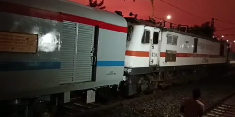 আউশগ্রামে প্যান্টোগ্রাফ ভেঙে আটকে গেল দুই এক্সপ্রেস ট্রেন