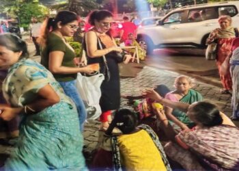 বর্ষপূর্তিতে দু:স্থদের পাশে ‘হেল্পিং হ্যাণ্ডস’