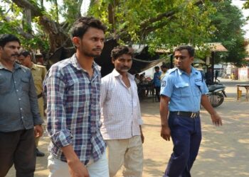 পঞ্চায়েত নির্বাচনের সময় চড়া দামে বিক্রি করার জন্য মুঙ্গের থেকে অস্ত্র এনে মজুত করছিল মুর্শিদাবাদের “মামা-ভাগনে”- জেরায় জানতে পেরেছে এসটিএফ