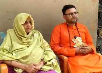 ‘মন্দিরের প্রসাদ খেয়ে দৃষ্টি শক্তি ফিরে পেয়েছে ছেলে’- এই বিশ্বাসে হিন্দু ধর্মে ধর্মান্তরিত হলেন মুসলিম মা ও তার পুত্র