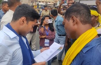 বাংলা বনধের সমর্থনে পথ অবরোধ করা আদিবাসী যৌথ মঞ্চের নেতৃত্ব অভিষেকের হাতে তুলে দিলেন দাবিপত্র