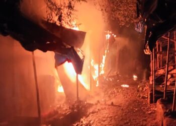 কাটোয়ার রেলবাজারে বিধ্বংসী অগ্নিকাণ্ডে ভস্মীভূত ১০ দোকান