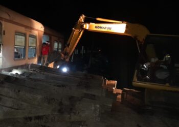 দাঁইহাট স্টেশানে লোকাল ট্রেন দুর্ঘটনা,প্রশ্নের মুকে রেলের সুরক্ষা