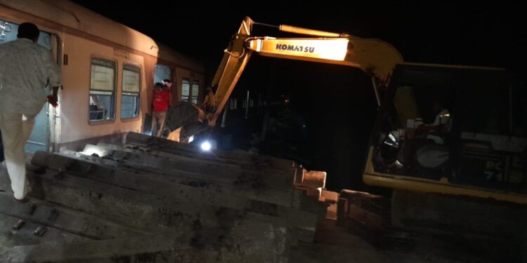 দাঁইহাট স্টেশানে লোকাল ট্রেন দুর্ঘটনা,প্রশ্নের মুকে রেলের সুরক্ষা