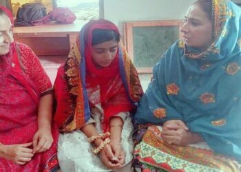 পাকিস্তানে অস্ত্রের ভয় দেখিয়ে বাবা- মায়ের সামনে থেকে হিন্দু কিশোরীকে তুলে নিয়ে গেল মুসলিম গৃহশিক্ষক ও তার দলবল