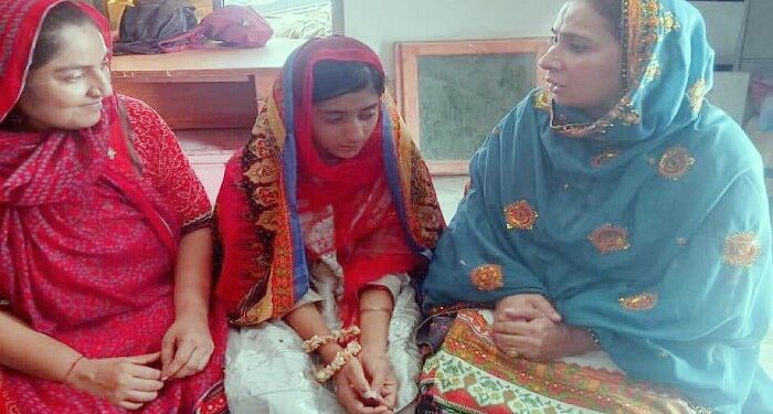 পাকিস্তানে অস্ত্রের ভয় দেখিয়ে বাবা- মায়ের সামনে থেকে হিন্দু কিশোরীকে তুলে নিয়ে গেল মুসলিম গৃহশিক্ষক ও তার দলবল