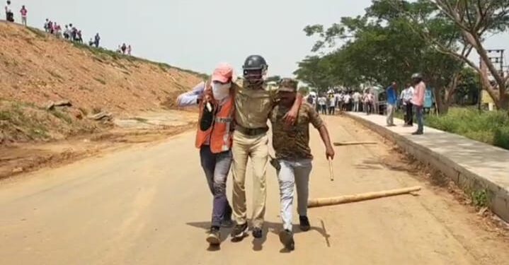 বড়শুলে মনোনয়ন জমা দেওয়া ঘিরে সিপিএম তৃণমূল সংঘর্ষ, মাঝে পড়ে জখম ৩ পুলিশকর্মী