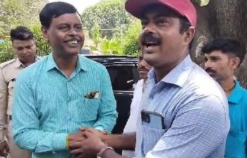 হাইকোর্ট রায় ঘোষণার দিনেই সিপিএম নেতার কাছে প্রকাশ্যে ক্ষমা চাইলেন বর্ধমানের তৃণমূল বিধায়ক