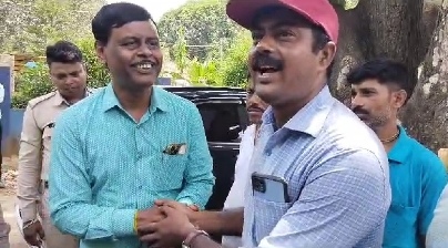 হাইকোর্ট রায় ঘোষণার দিনেই সিপিএম নেতার কাছে প্রকাশ্যে ক্ষমা চাইলেন বর্ধমানের তৃণমূল বিধায়ক