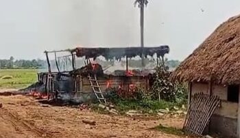 মঙ্গলকোটে ডাম্পারের ধাক্কায় পা কাটা গেল বৃদ্ধার, বালিঘাটের অস্থায়ী চালায় আগুন ধরালো ক্ষিপ্ত জনতা