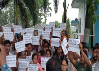 দলের ঘোষনাই সার,নির্দলদের তৃণমূলের প্রতীক দেওয়া নিয়ে তীব্র ক্ষোভ বিক্ষোভ ছড়ালো রায়নায়